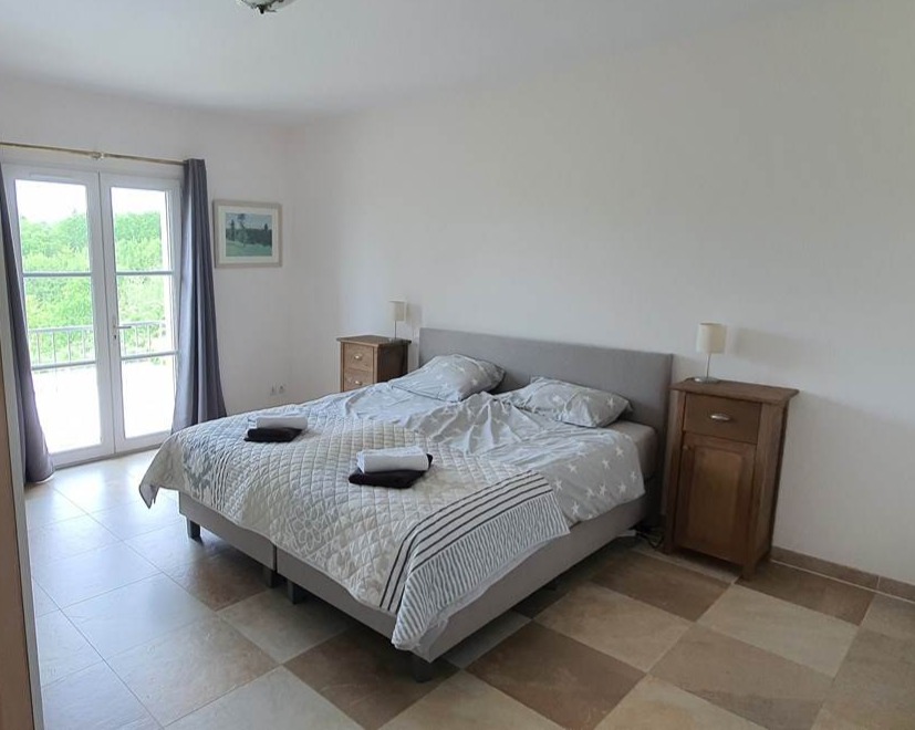 Slaapkamer 1 met zeer ruime kast, tuinzicht en privébadkamer, boxspring 1.80 x 2.00 m, 2x eenpersoons dekbed