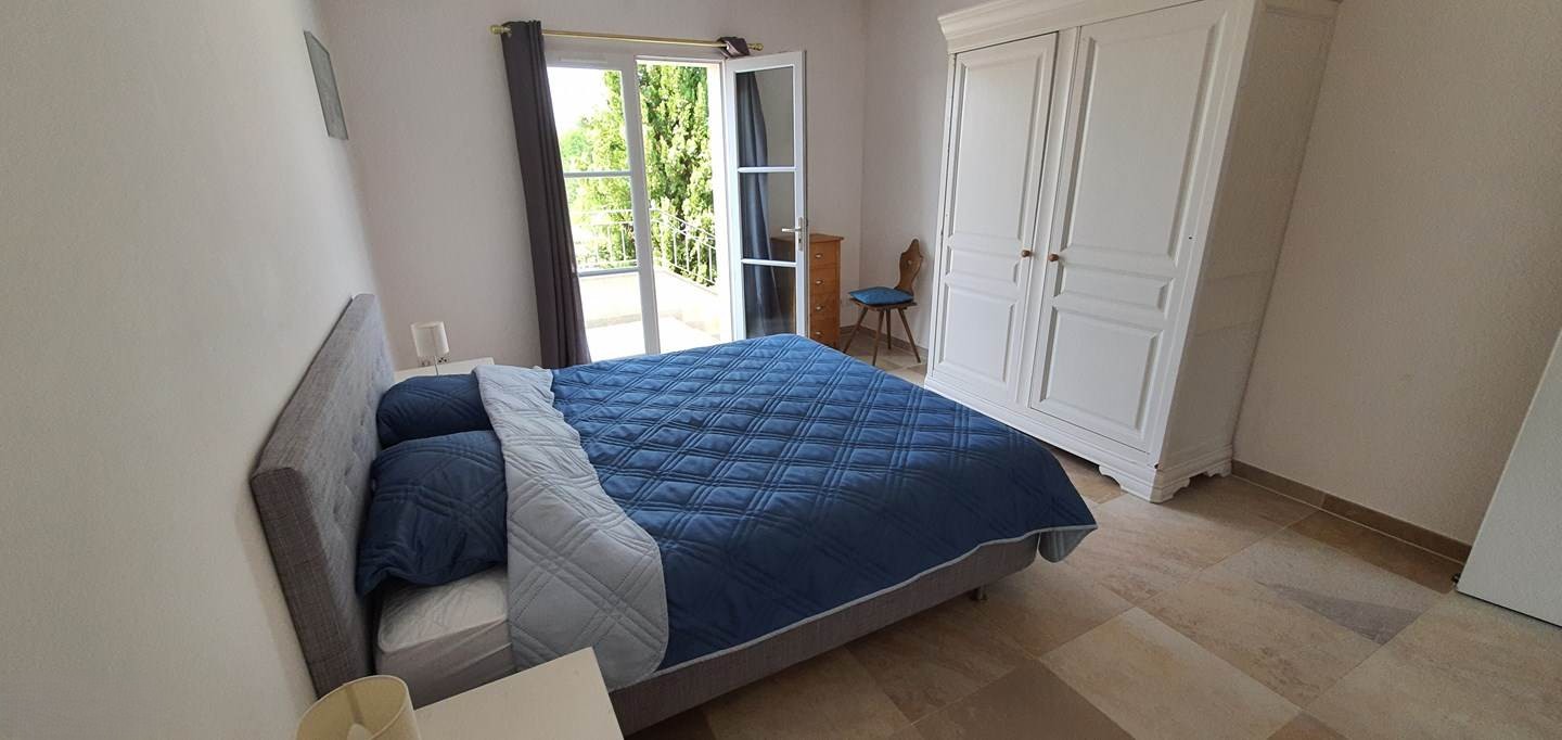 Slaapkamer 2 met ruime kast en openslaande deuren naar terras, boxspring 1.80 x 2.00 m, 2x eenpersoons dekbed