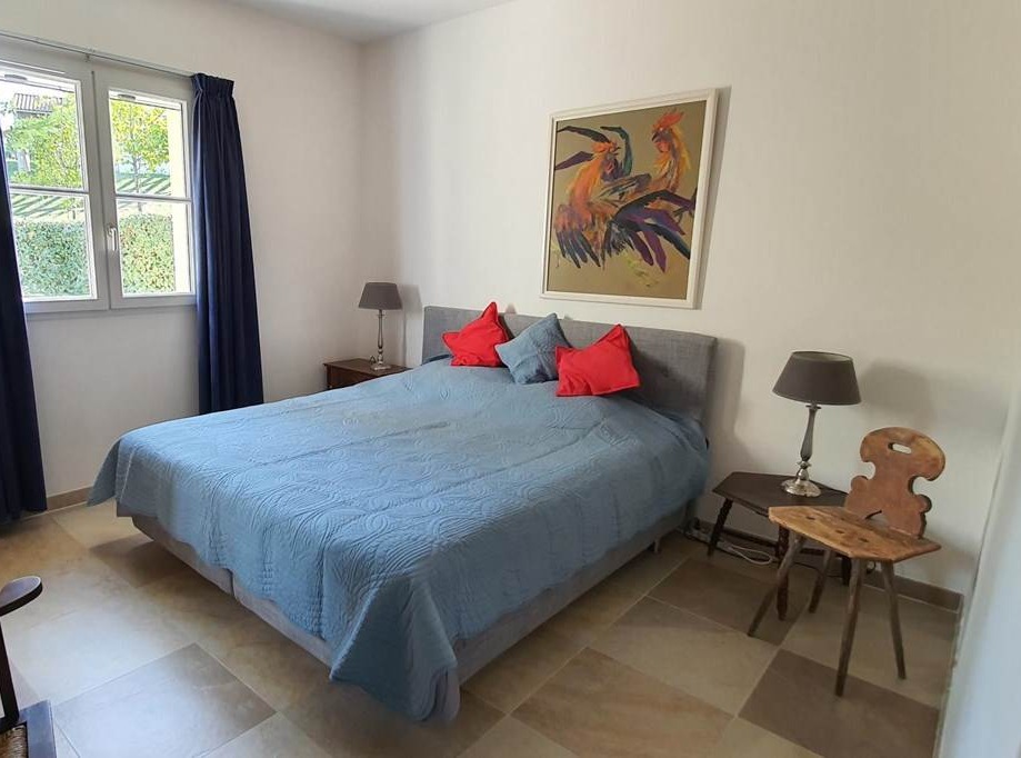 Slaapkamer 3 met boxspring 1.80 x 2.00 m, 2x eenpersoons dekbed en ruime kast