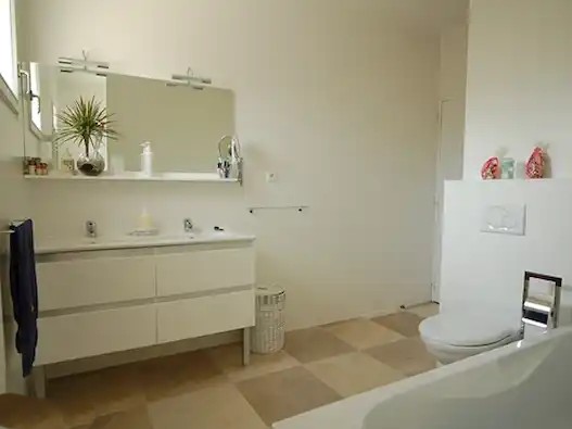 Badkamer 2 met toilet, dubbele wastafel, bad en inloopdouche