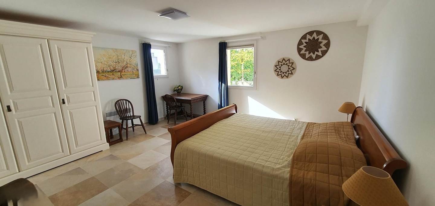 Slaapkamer 5 benedenverdieping met kersenhouten king-size bed, ruime kledingkast en bureau