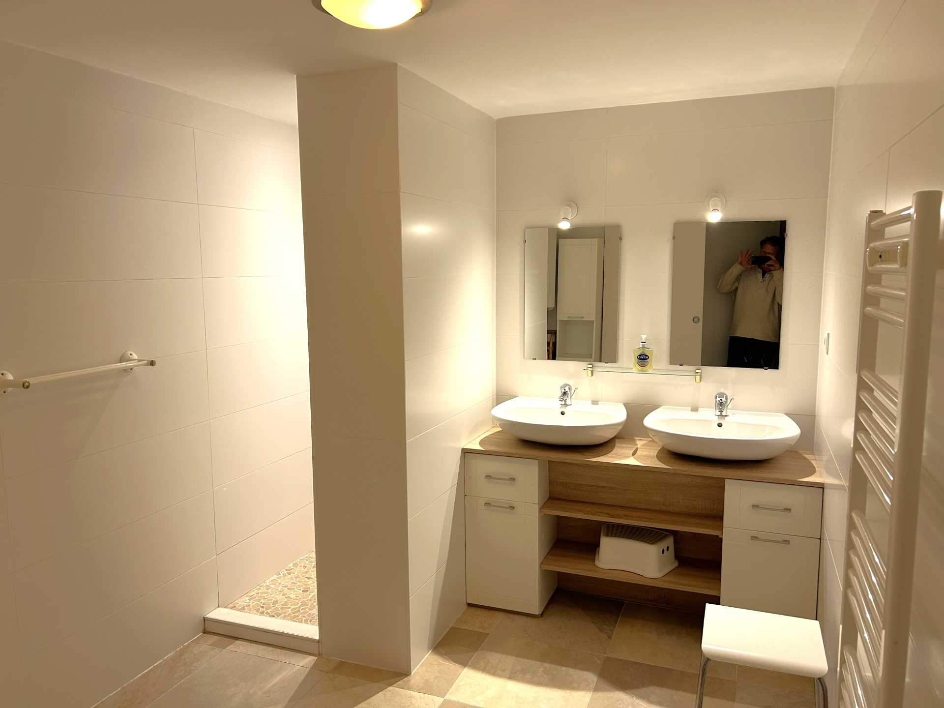 Badkamer 4 benedenverdieping met dubbele wastafel, douche, handdoekradiator en apart toilet