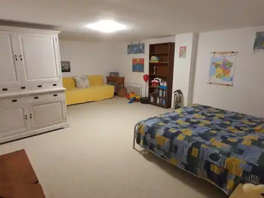 Slaapkamer 7 kinderkamer benedenverdieping met 2x eenpersoons bed, speelgoed, spellen en kledingkast