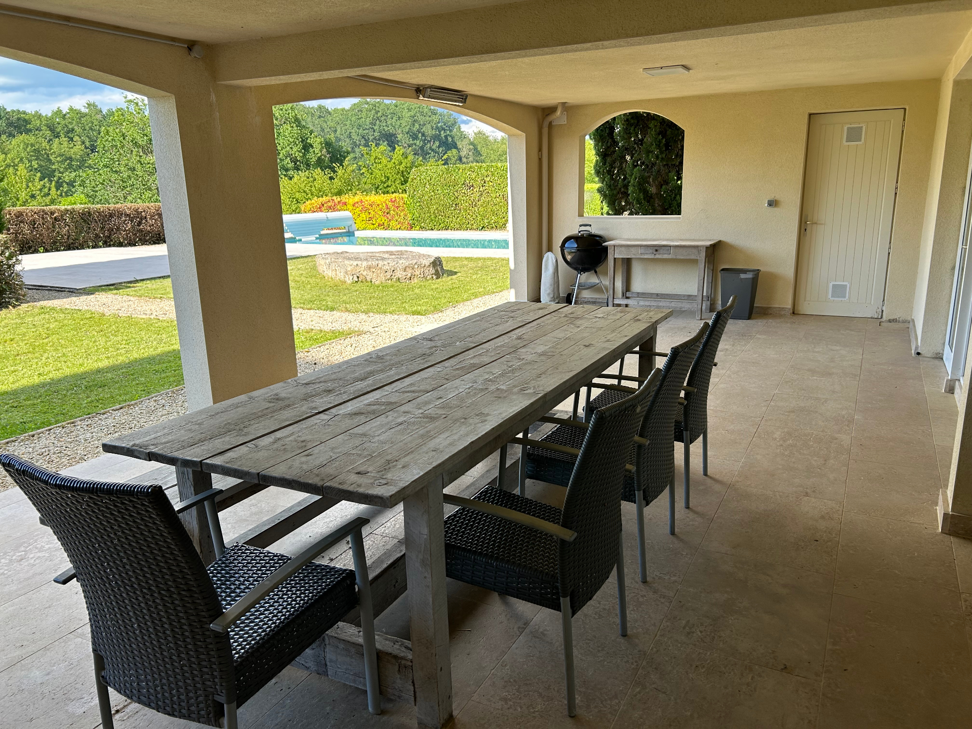 Terras 2 begane grond met grote eettafel, bankje, stoelen, BBQ, infrarood sauna en terrasverwarmers
