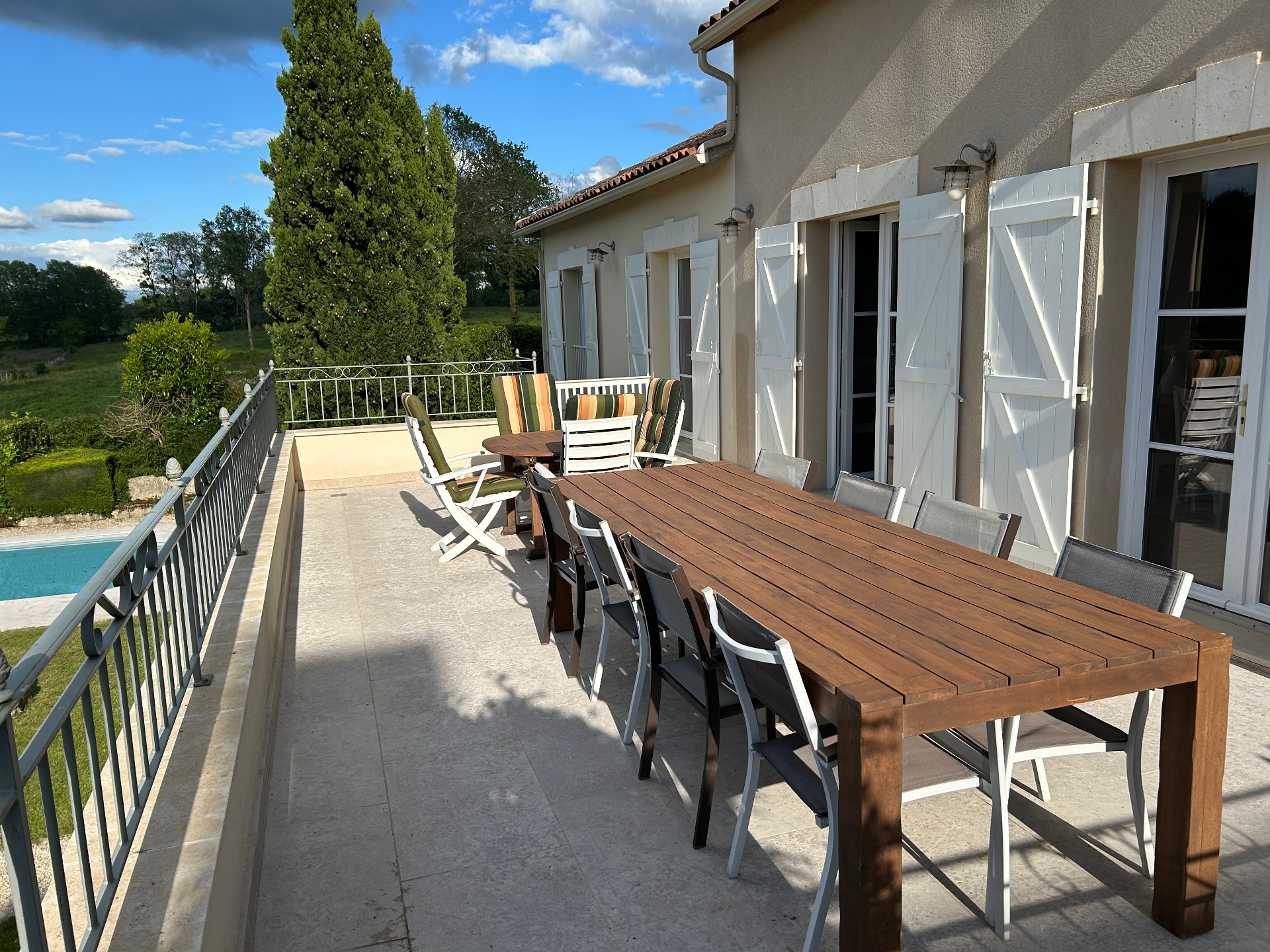 Boven terras met openslaande deuren