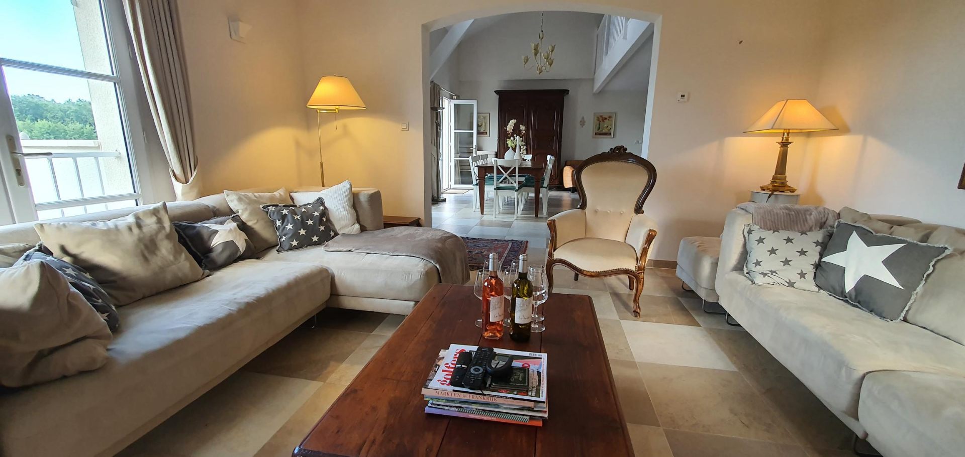 Zitkamer lounge met gashaard en smart televisie
