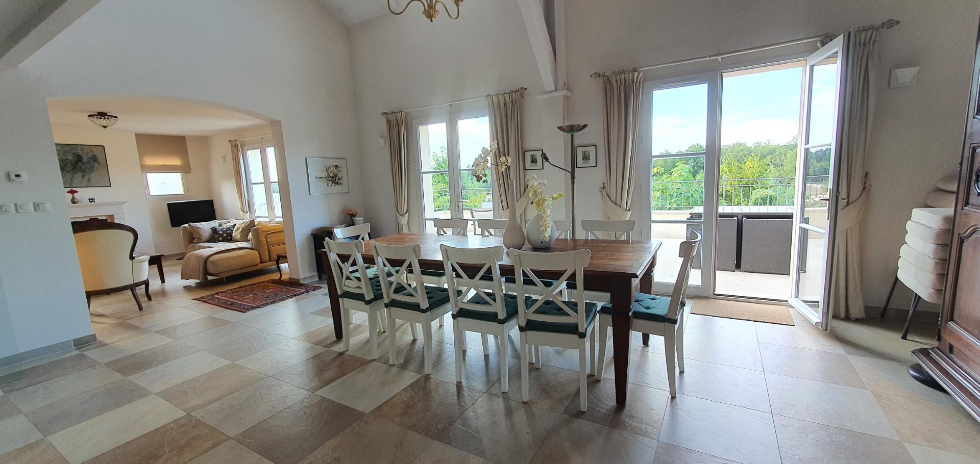 Eetkamer met tuinzicht