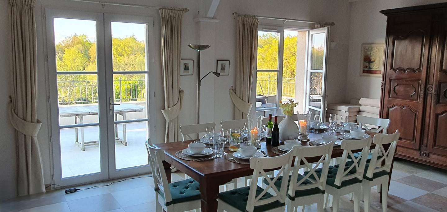 Eetkamer met tafel en uitzicht op terras en tuin